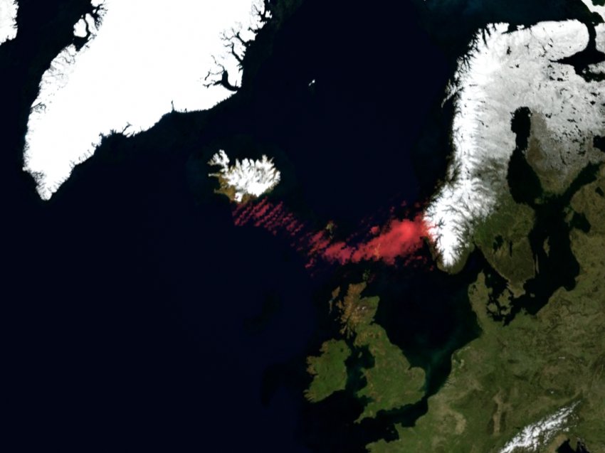 Реальное распространение облака горячего пепла от извержения вулкана в Исландии по данным спутника NASA. Фото: NASA