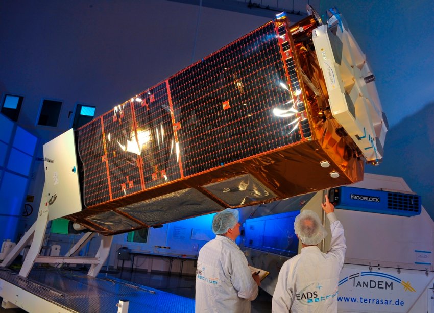 Спутник Tandem-X - 1,35 тонн веса, 5 метров длины и до 2,5 метров в диаметре. Фото: DLR
