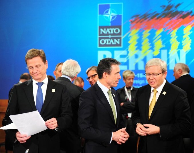 Андерс Фог Рассмуссен (в центре) на конференции в Берлине. Фото: AFP