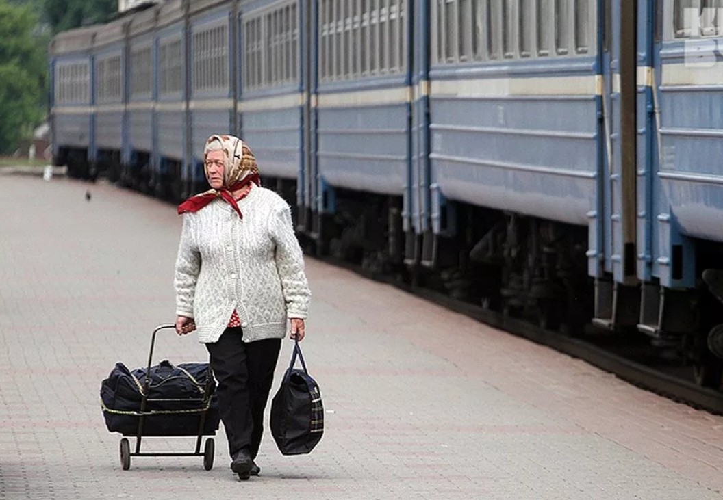 Льготные пассажиры. Бабушка на вокзале. Люди с сумками на вокзале. Бабки с сумками. Бабка с сумками.